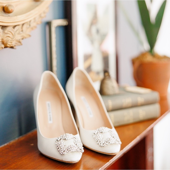 Manolo Blahnik Hangisi satin pumps 4” - Picture 7 of 8